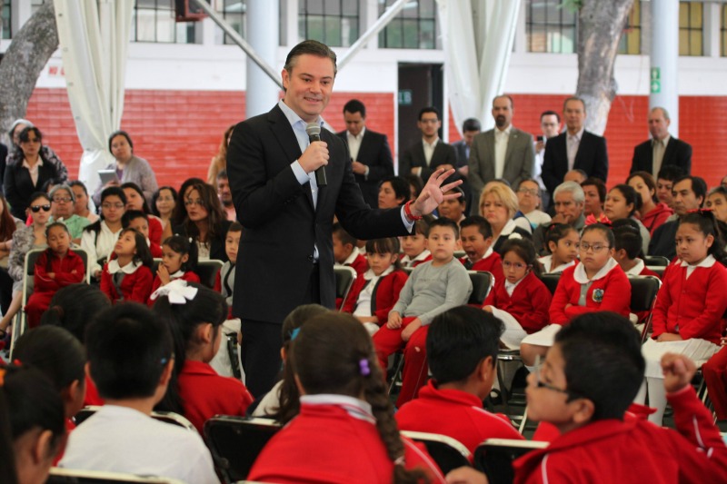 El funcionario visitó la escuela primaria República de Costa Rica.