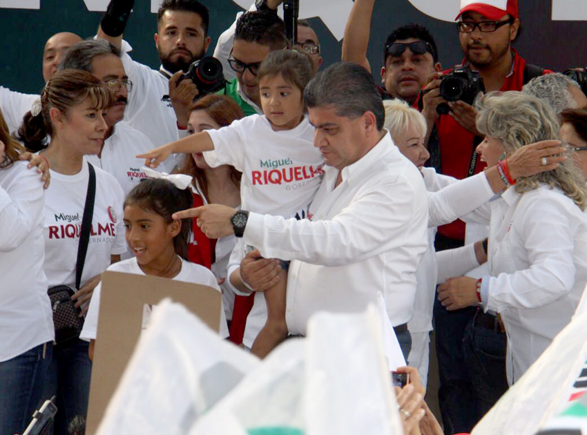 Miguel Riquelme estuvo acompañado de los candidatos José Luis Fernandez, quien va por la alcaldía y José Luis Flores Mendez, a diputado local.