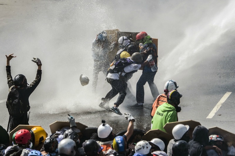 La oposición acusa a Maduro de eludir el voto universal y aferrarse al poder en momentos en los que su gestión es rechazada.