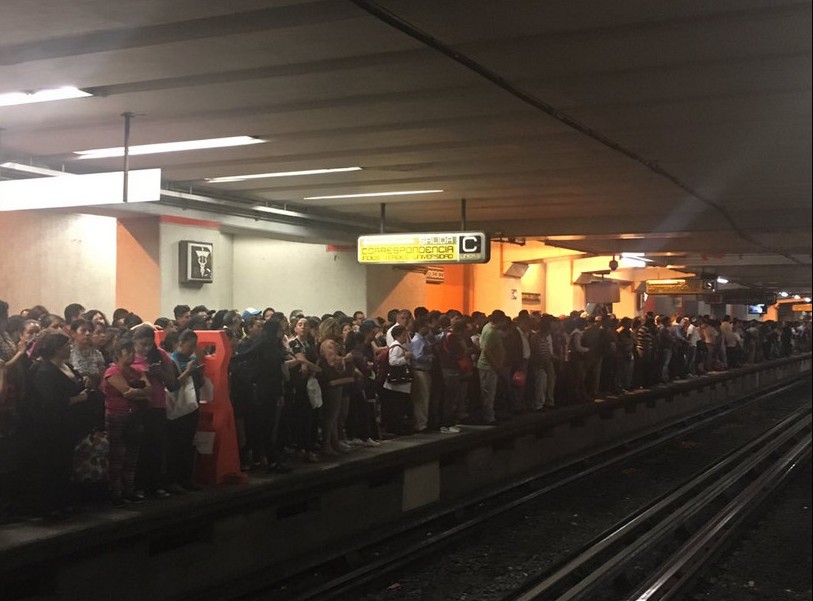 Los usuarios saturaron los andenes de Centro Médico, esperando a que se reanudara el servicio.