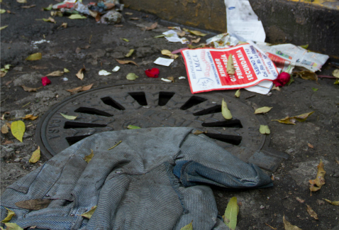 La basura que se acumula en coladeras es la principal causa de que el agua de lluvia se encharque.