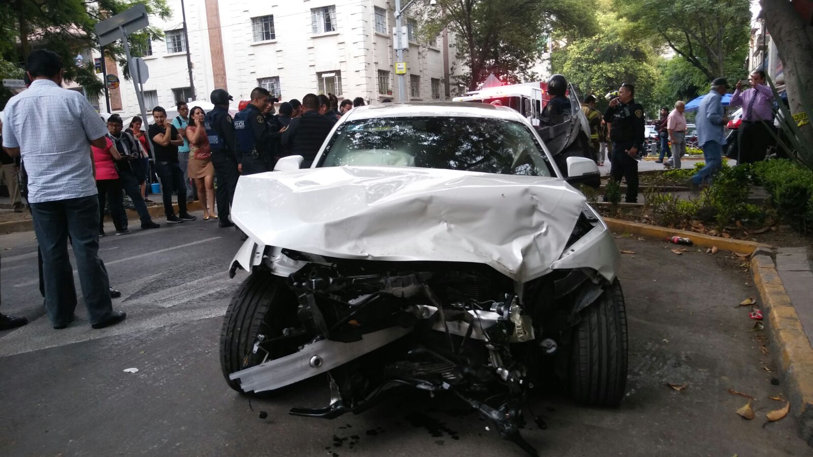 El conductor de un BMW resultó lesionado al impactarse contra una camioneta Rogue.