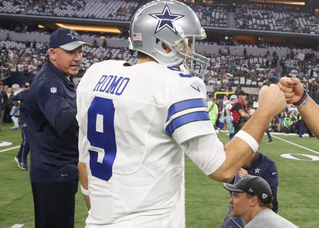 Los Cowboys rinden un homenaje a su ex mariscal de campo Tony Romo
