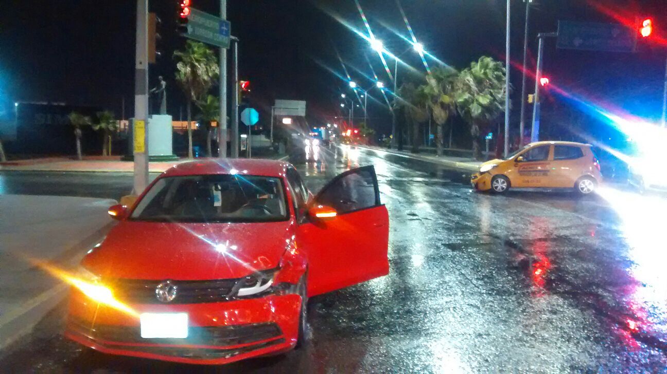 En Torreón, la lluvia nocturna dejó 3 accidentes en la madrugada.