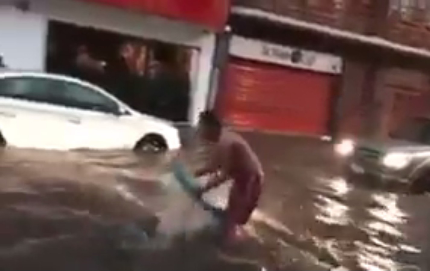 Un habitante de Camino Viejo a San Pedro Martir decidió practicar surf en la calle tras la inundación.