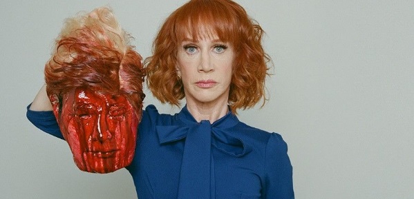 Kathy Griffin posó con la ‘cabeza’ de Donald Trump  para el fotógrafo Tyler Shields. 