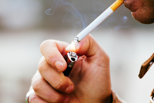 La razón por la que no puedes dejar de fumar es la nicotina.