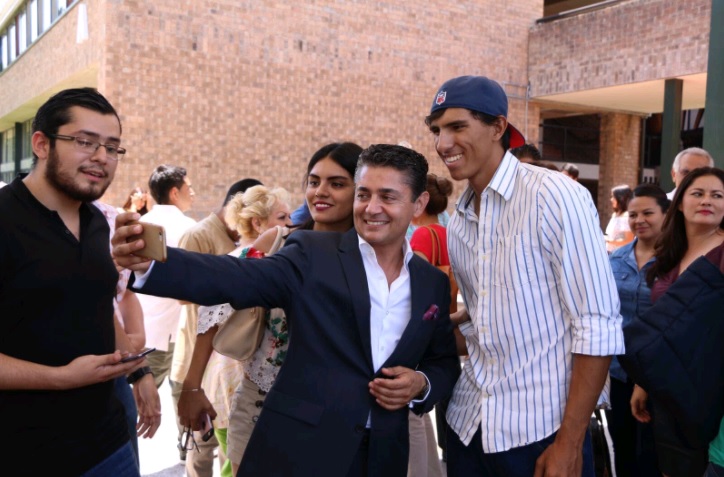 Mery Ayup, candidato a la alcaldía de Torreón con estudiantes de universidades. 