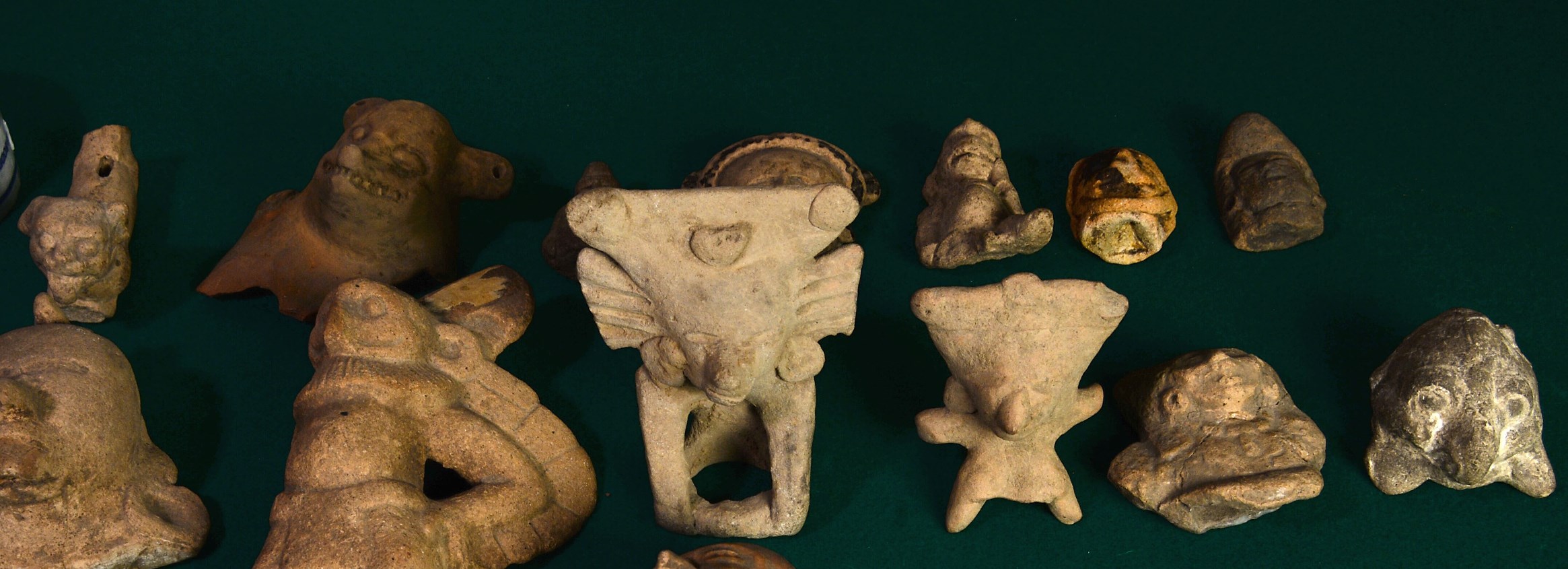 Desde pequeñas cabezas de estilo olmeca provenientes de la región centro-sur de Veracruz a dioses narigudos, figurillas hechas por grupos totonacos y 