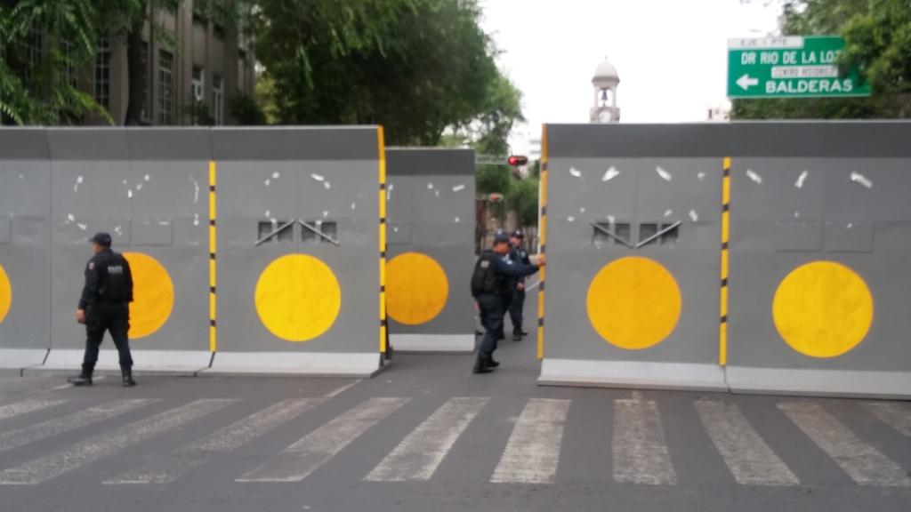 La policía capitalina cerró a partir de Paseo de la Reforma y colocó vallas a partir de la calle Morelos.