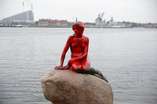 La Sirenita de Copenhague fue creada por el escultor Edvard Eriksen en homenaje al cuentista Hans Christian Andersen.