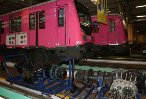 La sustitución paulatina de equipos e instalaciones del Metro, en servicio hasta por 46 años, no se ha hecho en tiempo y forma por la falta de recurso