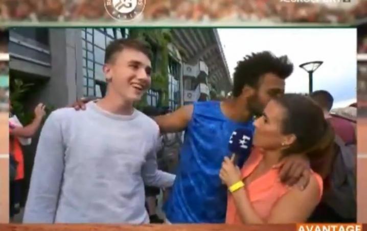 El tenista Maxime Hamou intentando besar a la periodista Maly Thomas.
