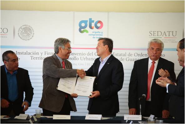 Enrique González Tiburcio, subsecretario de SEDATU, y el gobernador Miguel Márquez. 