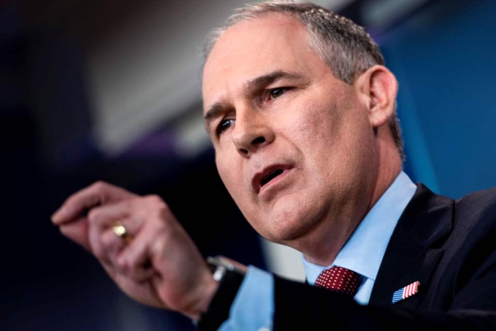 El jefe de la Agencia de Protección Medioambiental, Scott Pruitt, dijo que la decisión de Trump fue "muy valiente".
