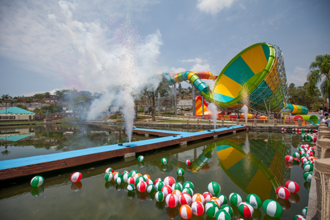 El pasado martes 31 de mayo se realizó la inauguración oficial del Hurricane Harbor, un parque acuático operado por Six Flags en lo que fuera el Centr