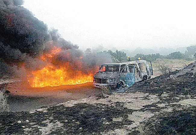 En Hidalgo, una camioneta quedó calcinada, luego de la explosión. 