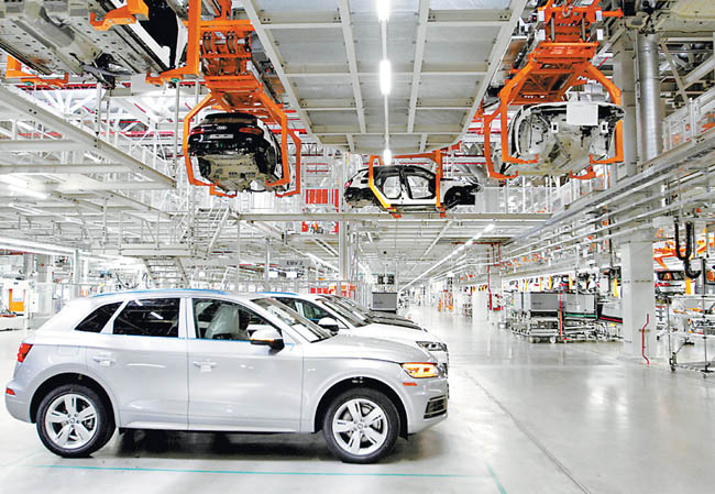 La manufactura y llegada de capitales se contrajo particularmente en el sector automotriz. 