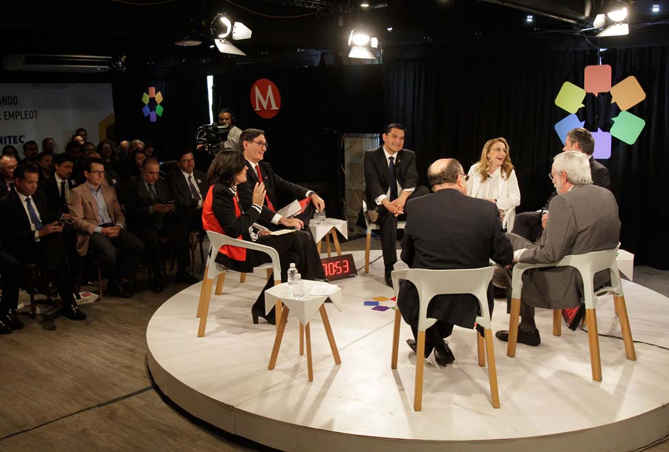 Primer panel: "Educación para el empleo".