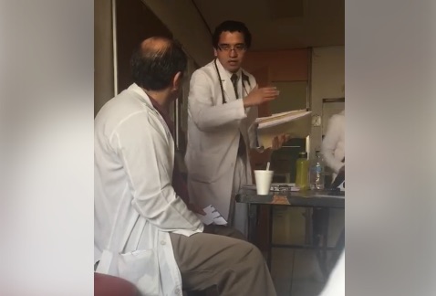 El médico del IMSS Jalisco increpa al residente con insultos y palabras altisonantes.