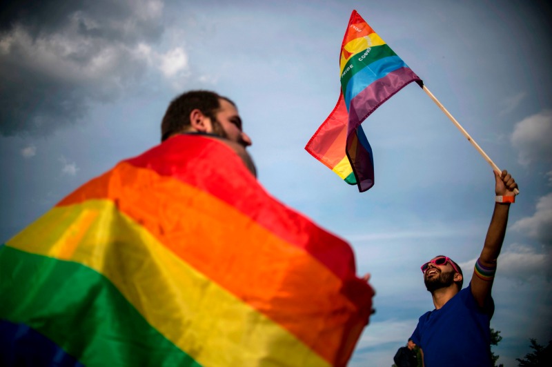 Personas participan en el desfile anual del orgullo gay en Sofía central en Washington.