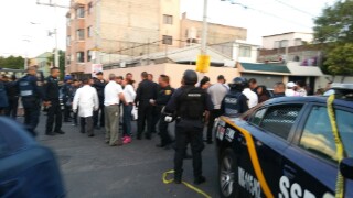 La policía llegó al lugar de la balacera.
