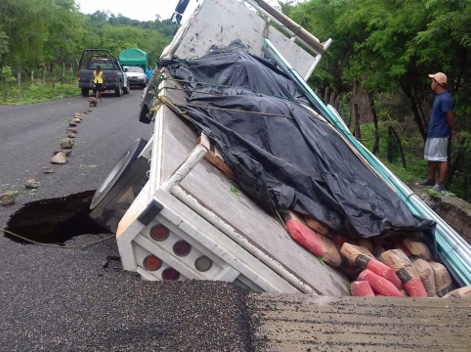 Tres carreteras federales, la carretera 20 Pinotepa Nacional-Puerto Escondido,  la 175 Miahuatlán-Huatulco y la Sola de Vega-Juquila, sufrieron graves
