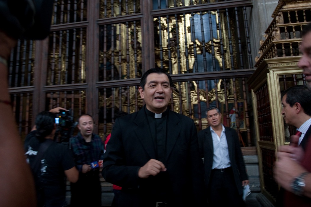 Hugo Valdemar, vocero de la Arquidiócesis, informó que el sacerdote atacado tiene lesiones graves en el tórax y no puede respirar sin ayuda mecánica.