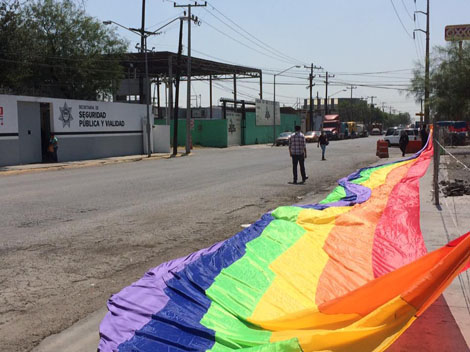 La bandera distintiva de la comunidad gay fue colocada frente a la Secretaría de Seguridad Pública Municipal.
