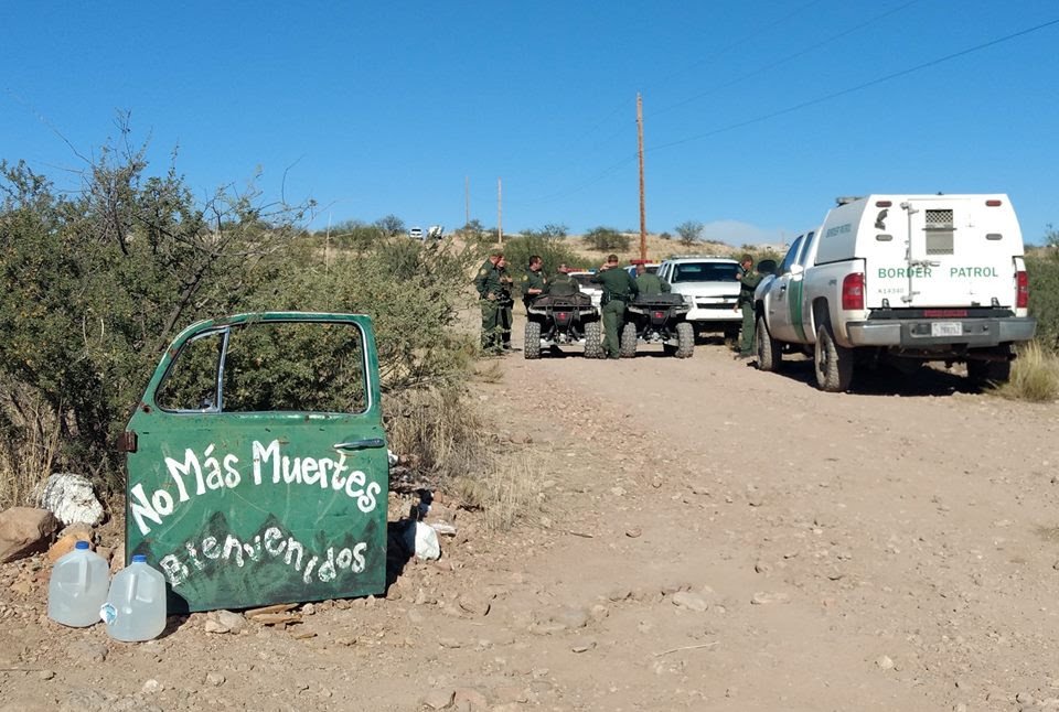 La organización "No More Deaths" dijo que la Patrulla Fronteriza ingresó a su campamento para detener a los migrantes.