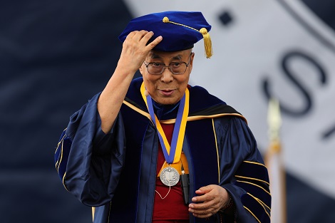 El Dalai Lama compartió un mensaje con los graduados. 