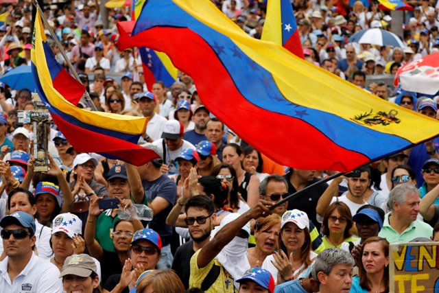 Opositores a Maduro protestaron de manera pacífica en las calles de Caracas.
