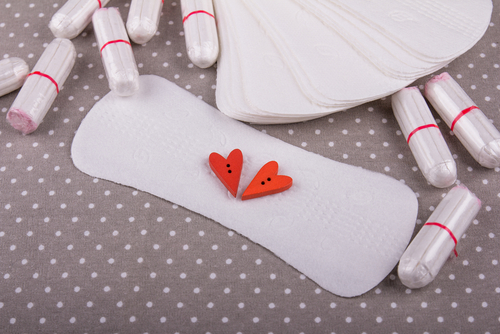 Las mujeres pueden usar toallas sanitarias o tampones durante su ciclo menstrual.