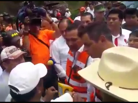 El gobernador de Oaxaca, Alejandro Murat enfrentó a los profesores de la CNTE cuando realizaba un recorrido en el municipio de  Magdalena Tequisistlán