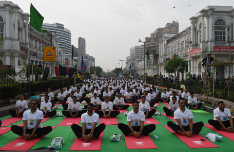 Cientos de indios se reúnen en una sesión masiva de Yoga en Nueva Delhi