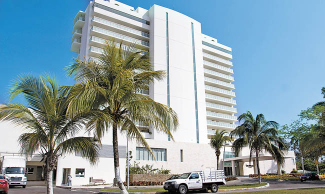El complejo turístico tiene 156 habitaciones de lujo, alberca con agua de mar, dos restaurantes y tres bares. 