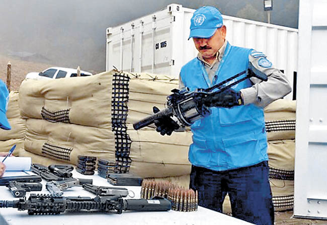 Personal de la ONU recibe las armas de los guerrilleros. 