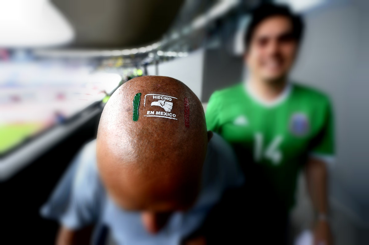 Un fanático mexicano, con el tricolor en la cabeza 