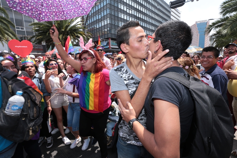 Este sábado se llevó a cabo la 39 edición de la Marcha del Orgullo LGBTTTI, que partió del Ángel de la independencia hacia el Zócalo de la Ciudad de M