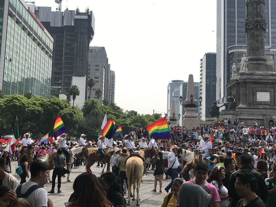 Uno de los contingentes en el Ángel de la Independencia. 