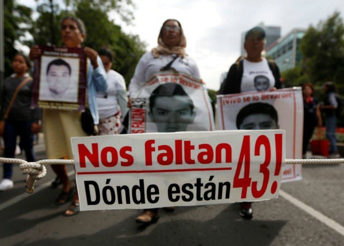 Los familiares de los 43 normalistas de Ayotzinapa protestan con imágenes de algunos de los desaparecidos a 33 meses del caso Iguala. 