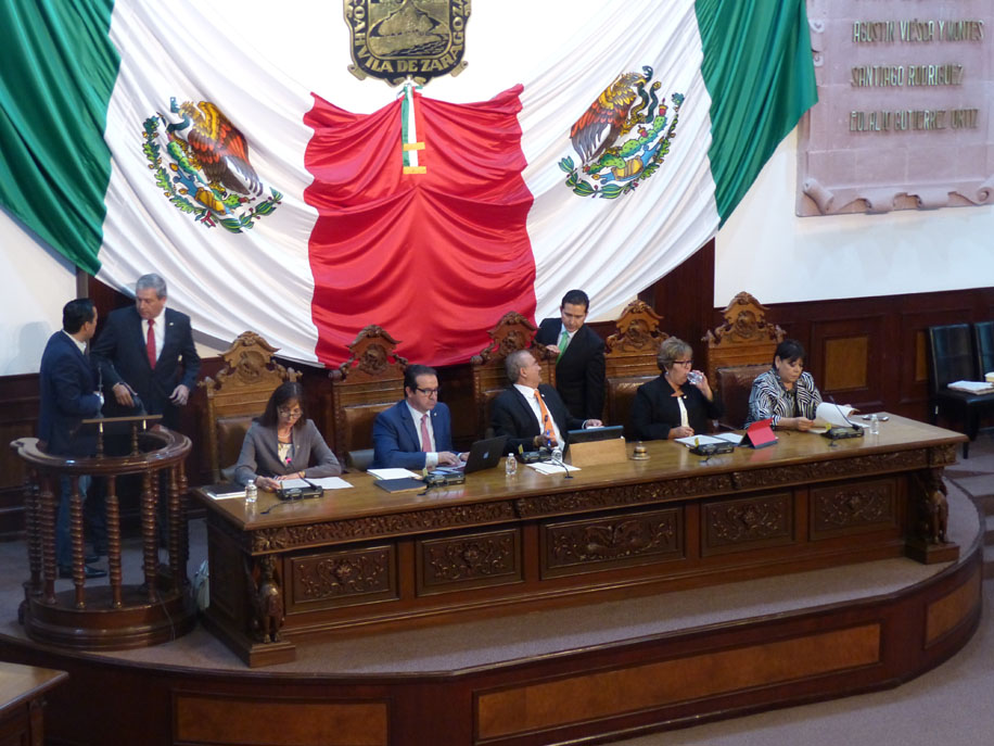Durante la sesión, hubo choque entre militantes y afiliados políticos. 