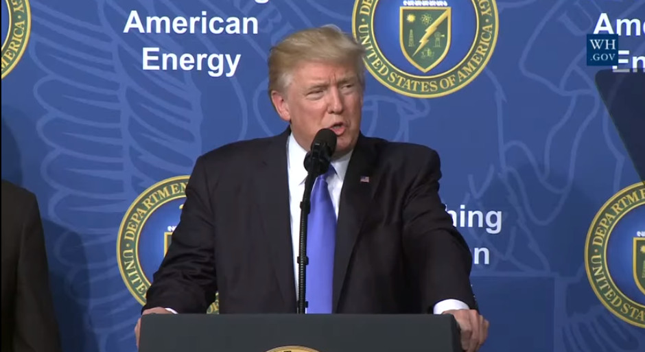 El presidente Donald Trump dijo que construirá un nuevo oleoducto hacia México.