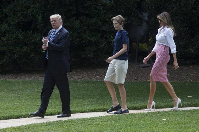 El presidente Donald Trump, la primera dama Melania Trump y su hijo Barron Trump caminan al Marine One para viajar a Bedminster, Nueva Jersey. EFE/MIC