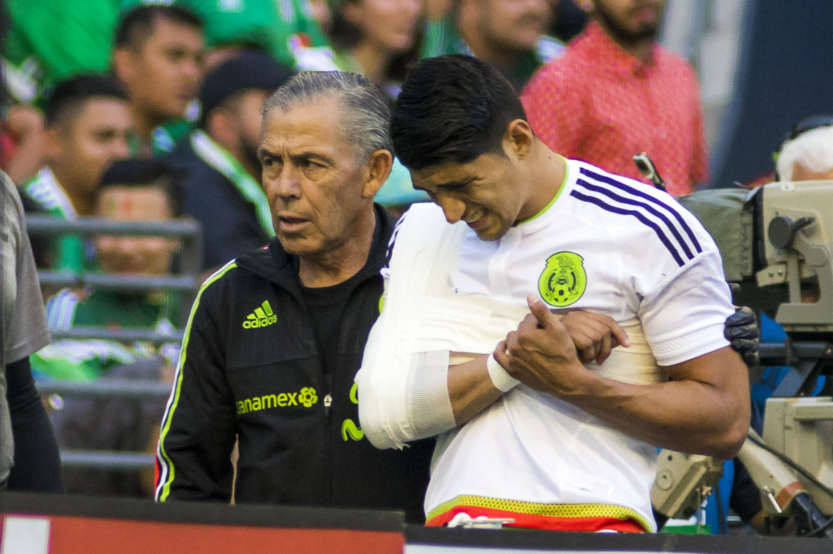 Alan Pulido tuvo que salir del terreno de juego por lesión