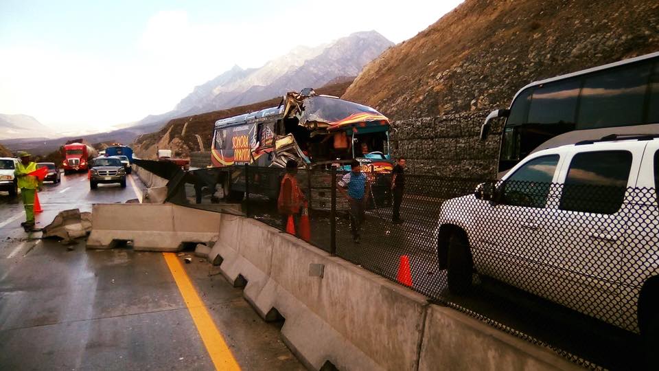 Autobús de la Sonora Dinamita se estrella.