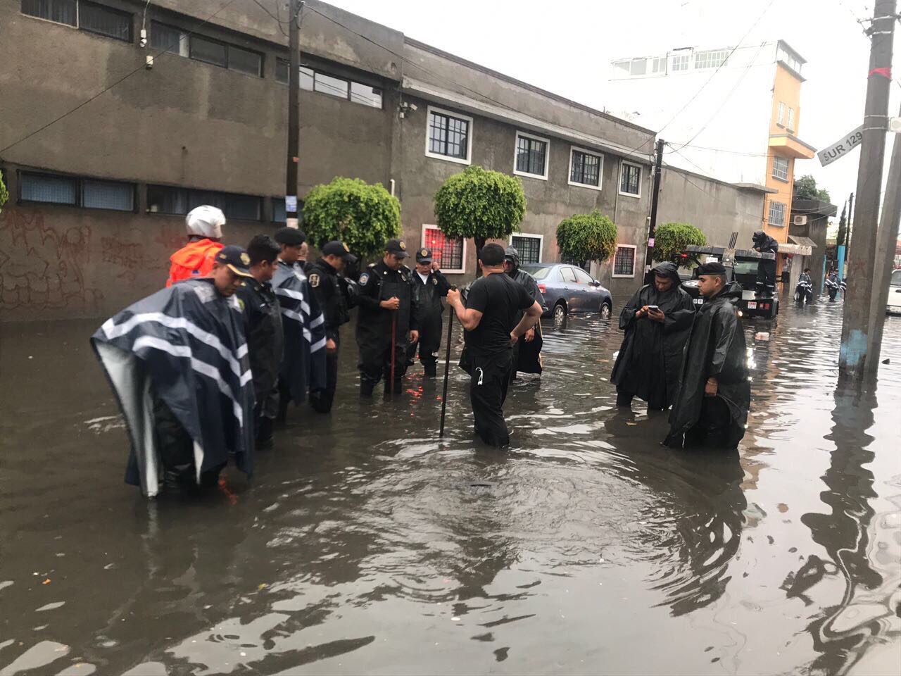 En la delegación Iztapalapa, elementos de la SSP capitalina prestaron auxilio a la ciudadanía. 