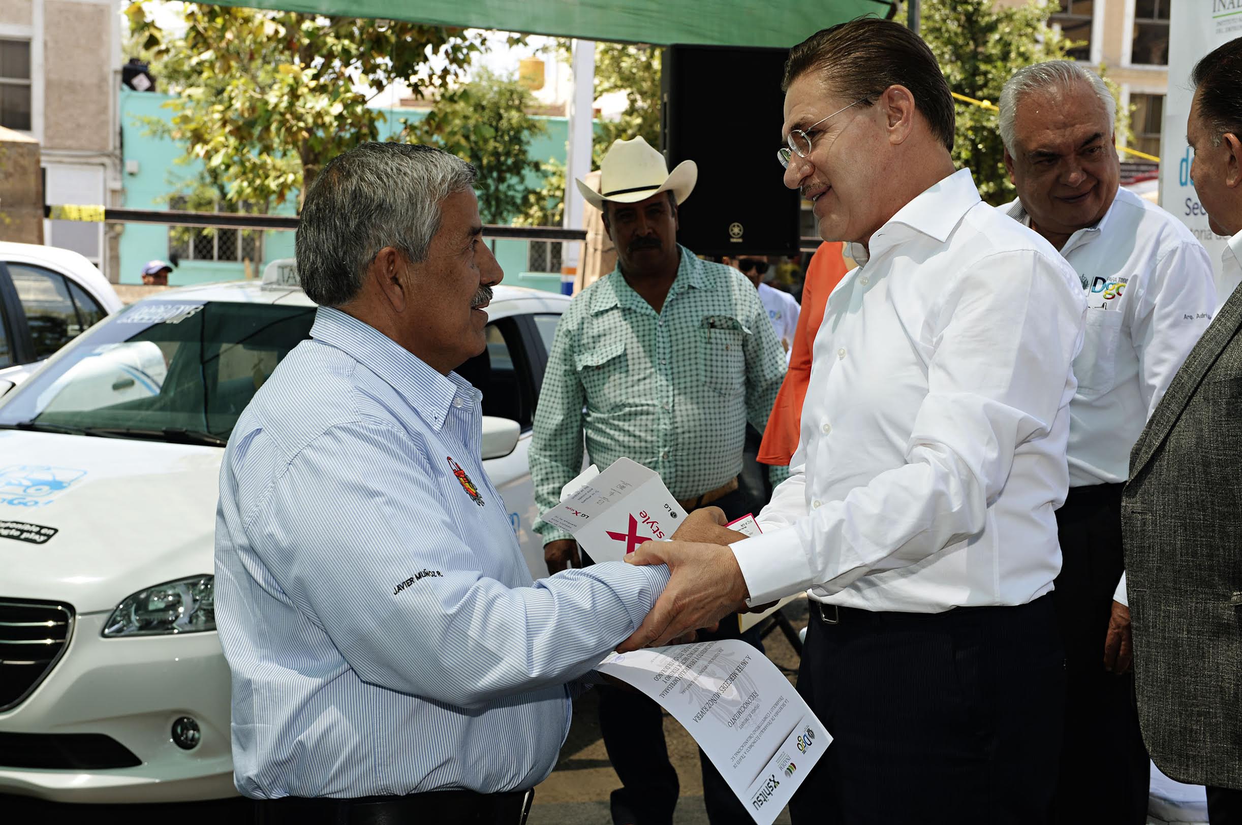 En Durango, el Gobernador Rosas Aispuro apoya para que taxis cuenten con internet.
