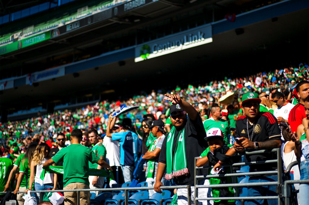 Los aficionados mexicanos en el México vs. Paraguay