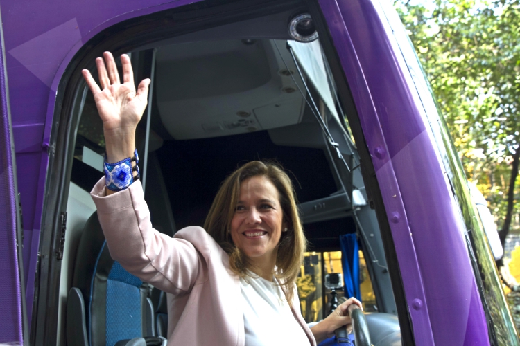 La panista Margarita Zavala bajando de uno de los camiones de su gira Yo con México.